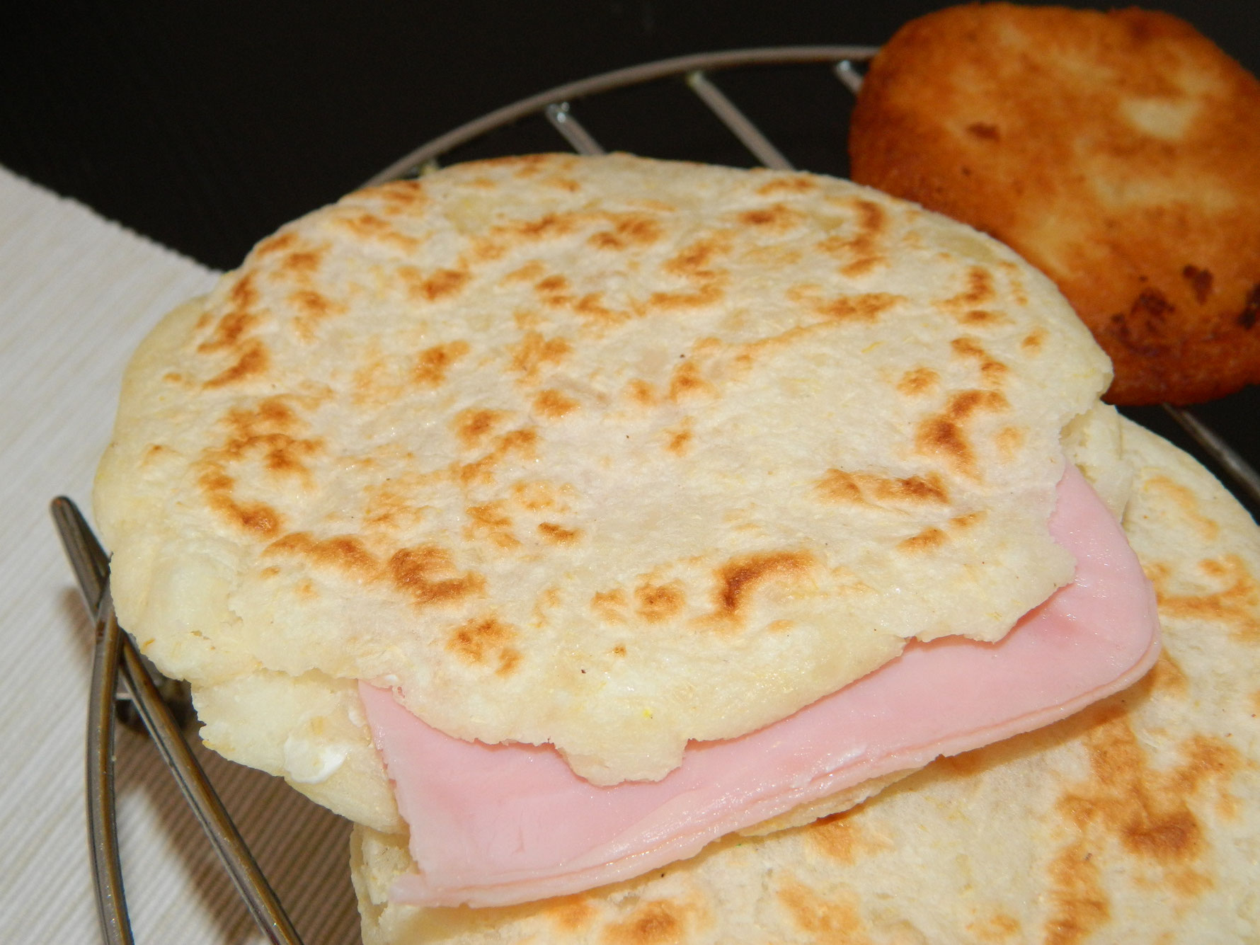 arepa con jamón y queso